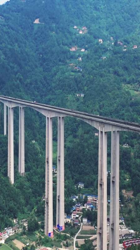 云巅上的公路,榔坪龙潭河特大桥全长1182米,主桥墩最高178米,居世界梁