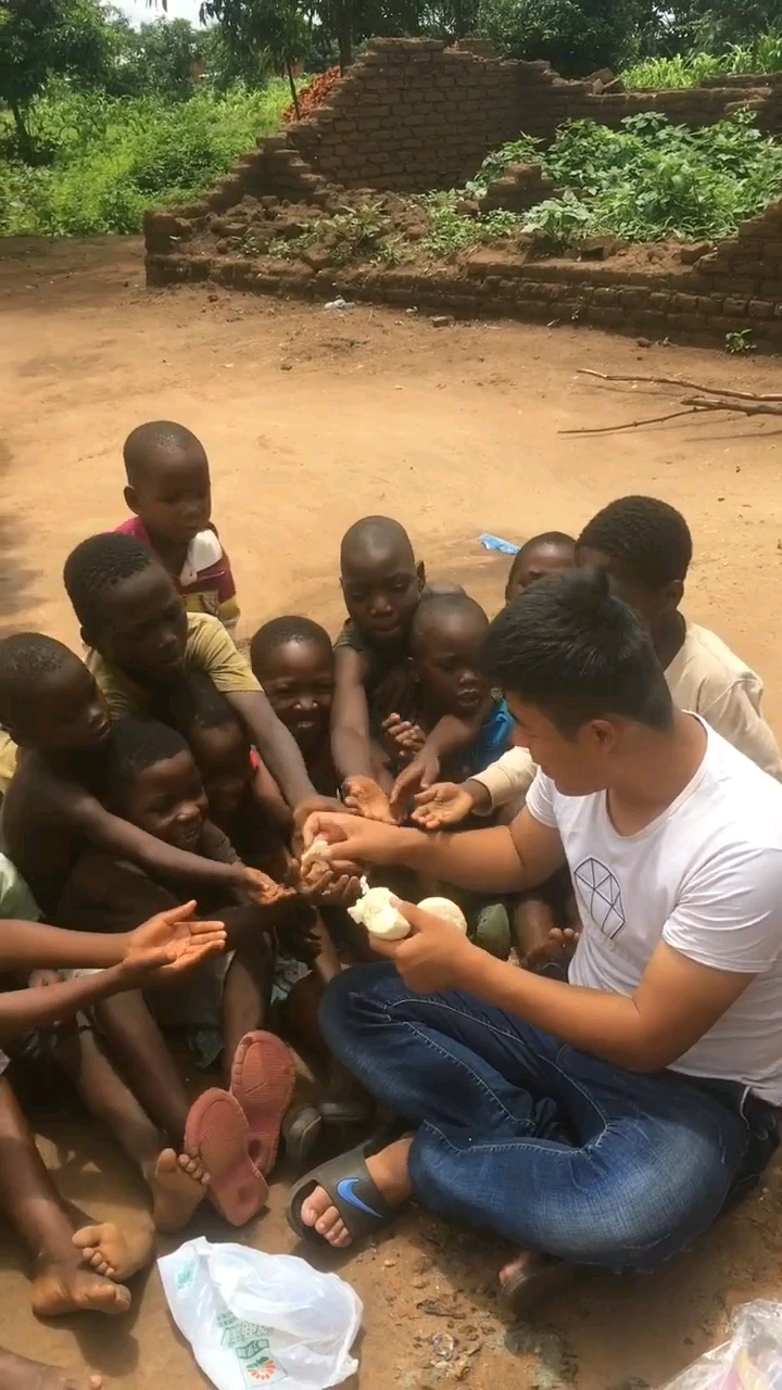 非洲小朋友吃馒头