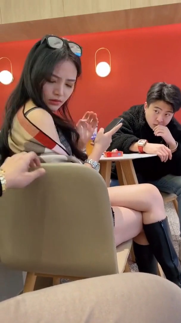 好心帮小姐姐把衣服扯下来,但她弟弟的动作是什么意思?