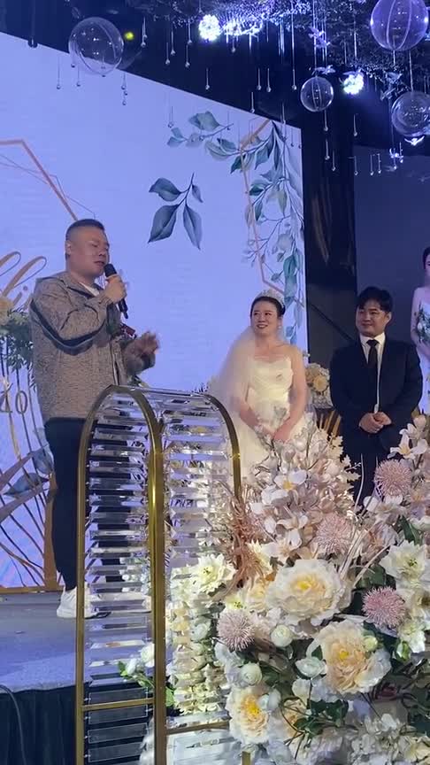 小岳岳在外甥亮亮的婚礼上激动的说不出话来,亲情可贵