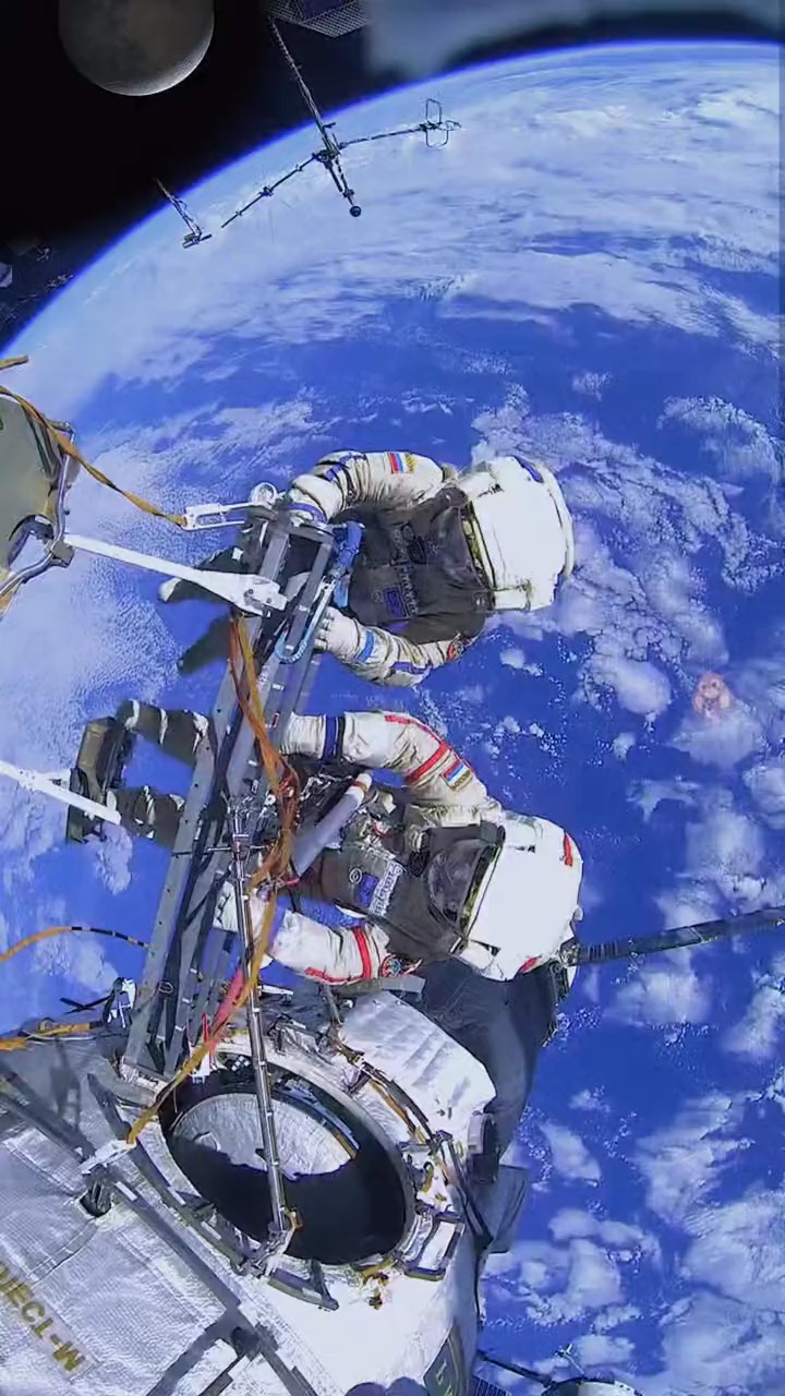 宇航员维修空间站,虽然辛苦,但能在太空看到美丽的地球,国际空间站