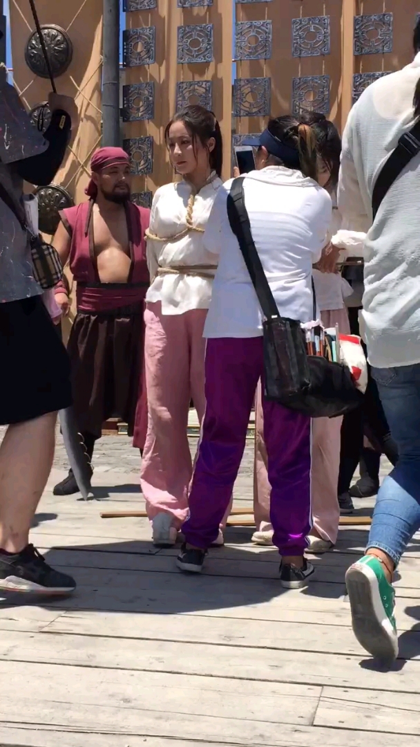 这么漂亮的美女竟然被五花大绑-度小视