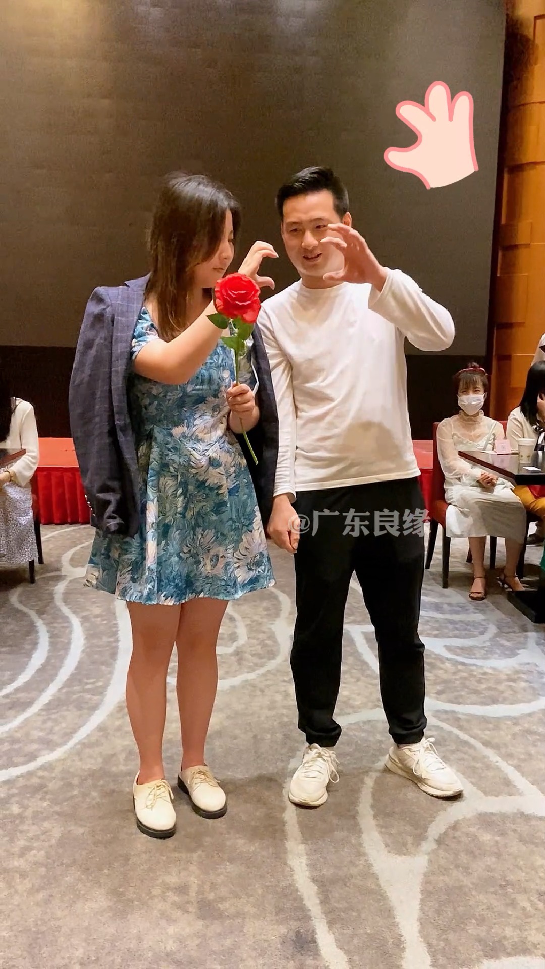 这位大叔表白居然成功了,实在太可爱了哈哈,终于牵手心心念念的女生了