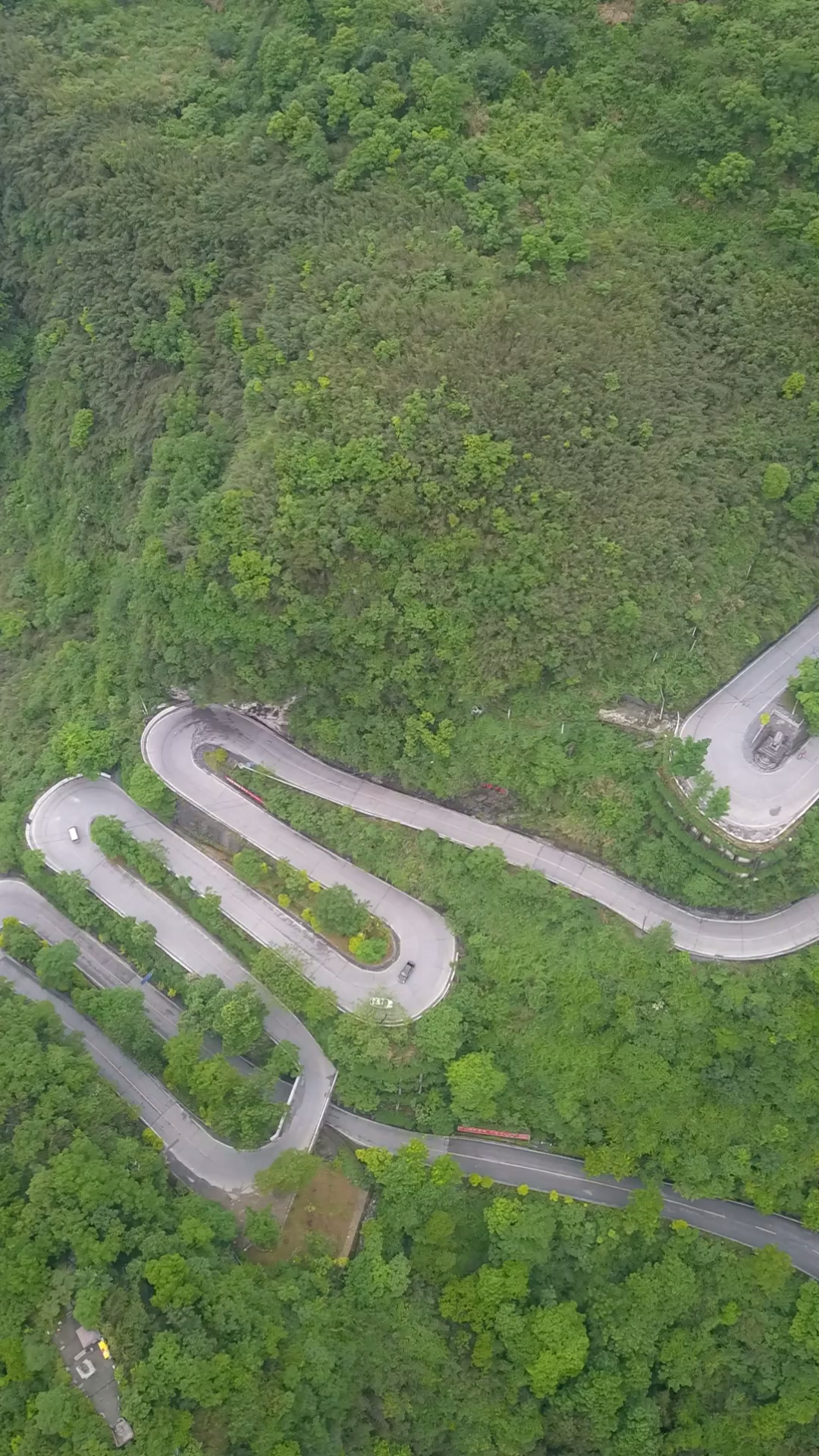 壮观的矮寨盘山公路