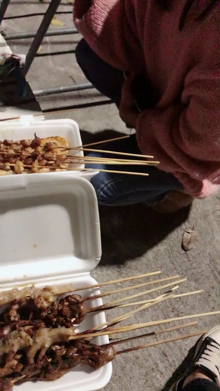 好嗨哟,蹲马路边大树下吃烧烤.感觉人生已经到达了癫疯