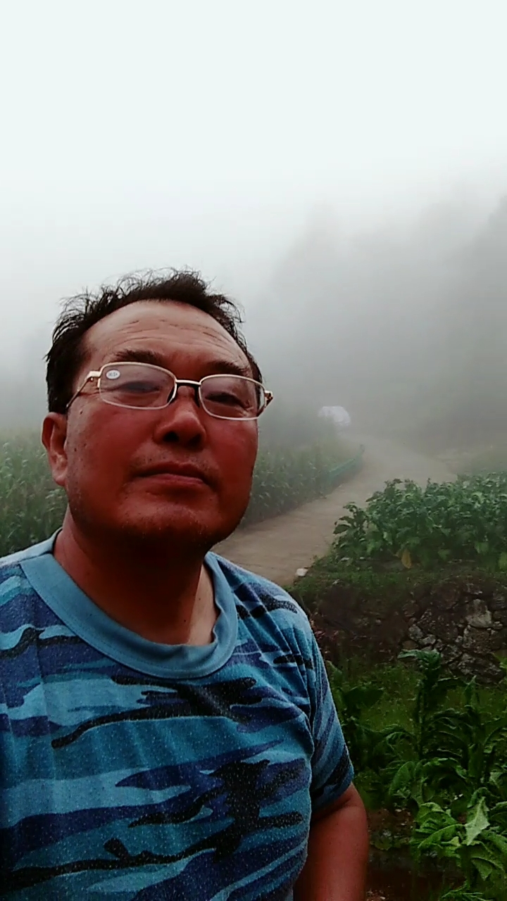心中有曲自然嗨#看大山里的这个小伙子帅不帅?