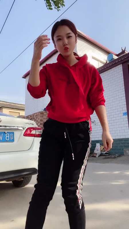 一米六五的高个硬把自己拍成一米五六的矮子拍就是为了自己高兴十点