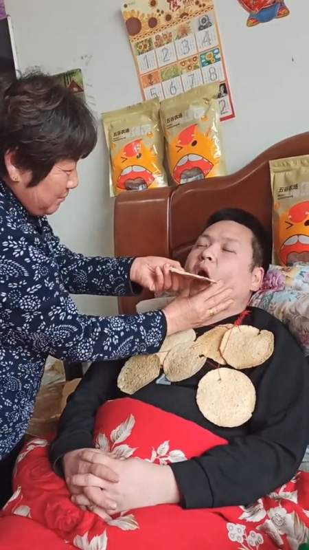 回复 3 段依波iu8小时前 回来还是饿死了,挂脖子上还是到不了嘴里.