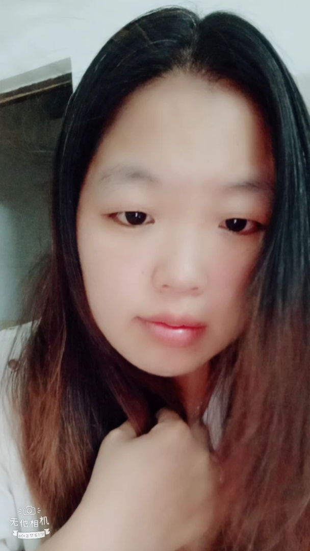 敷面膜后的妆容,仔细一看,白发斑斑