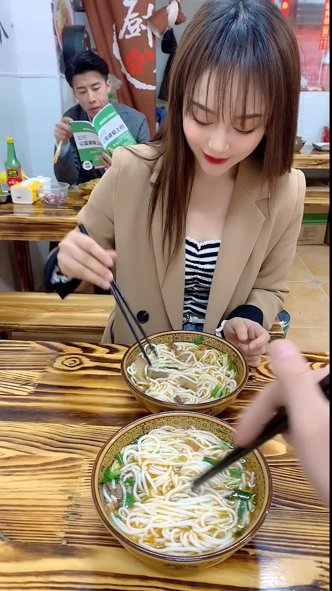 之前每次和老婆吃饭,她都这样做,今天终于被我发现了!