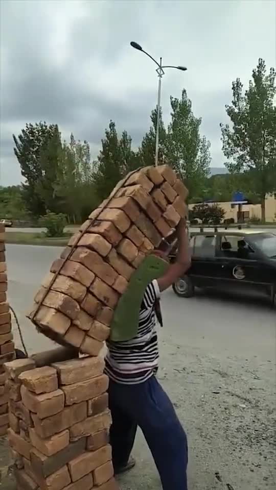 印度工地的背砖工,一次背上百块砖,一天下来腰能受的了吗