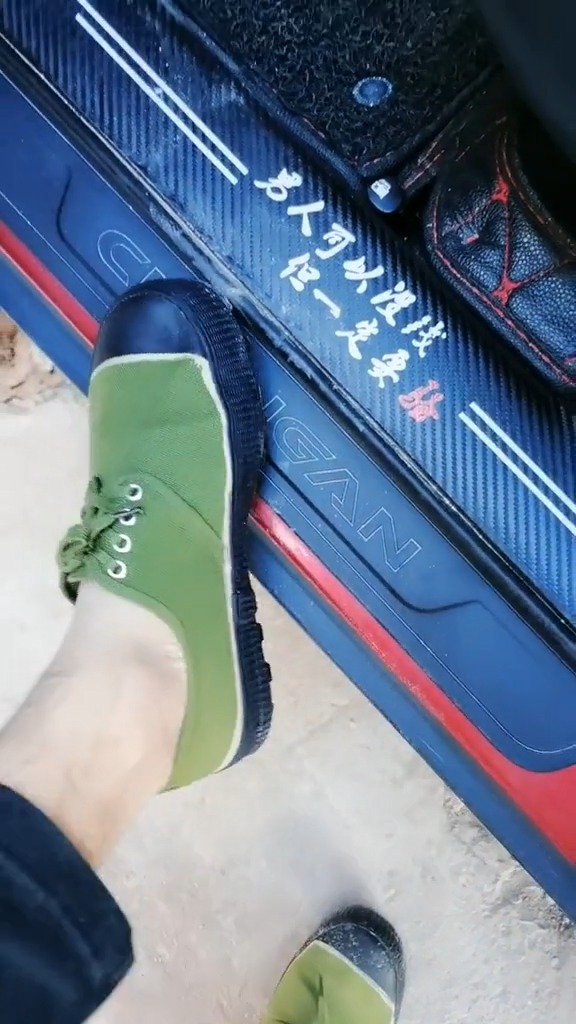 搞笑视频#这鞋子又脏了,解放鞋男孩