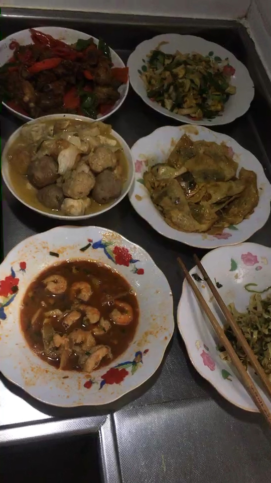 剩下来的年夜饭,热热吃了,浪费了可惜