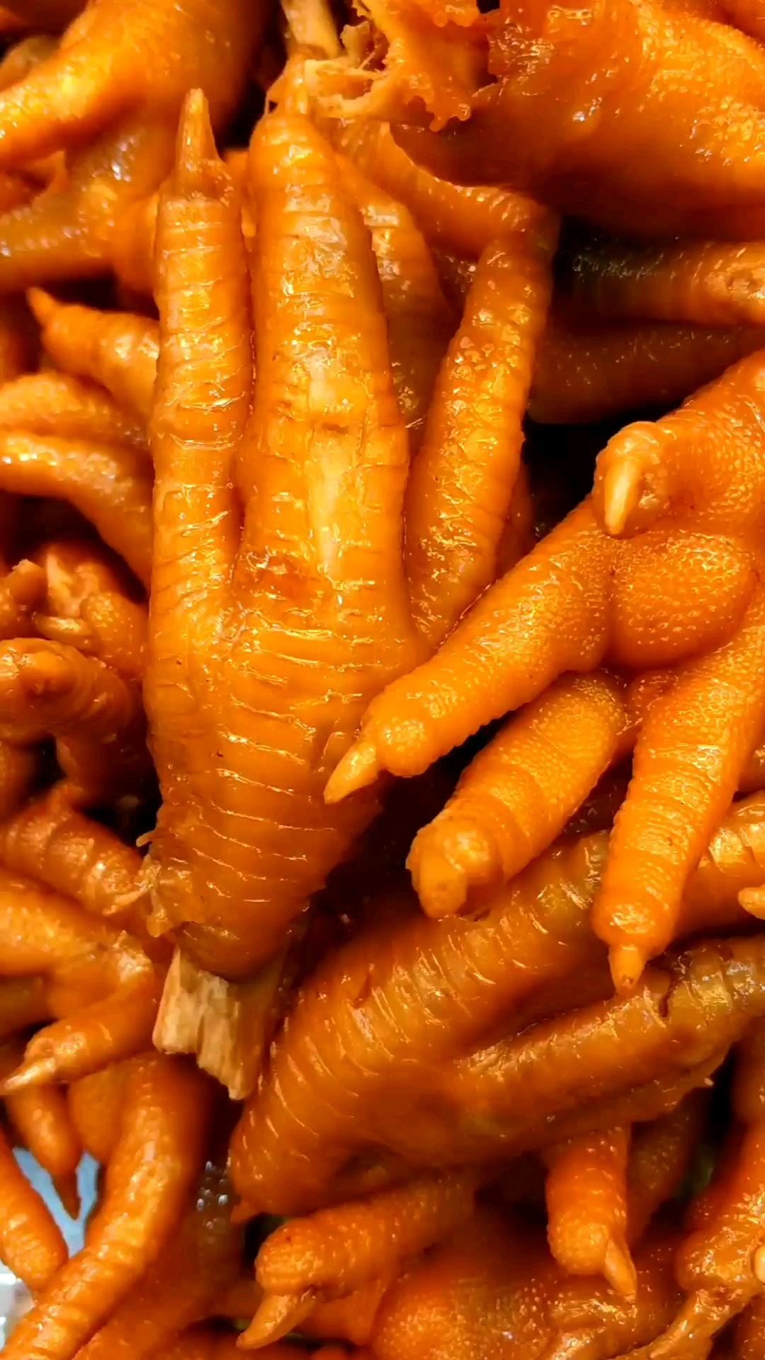 刚出锅的五香鸡爪.看着就好吃