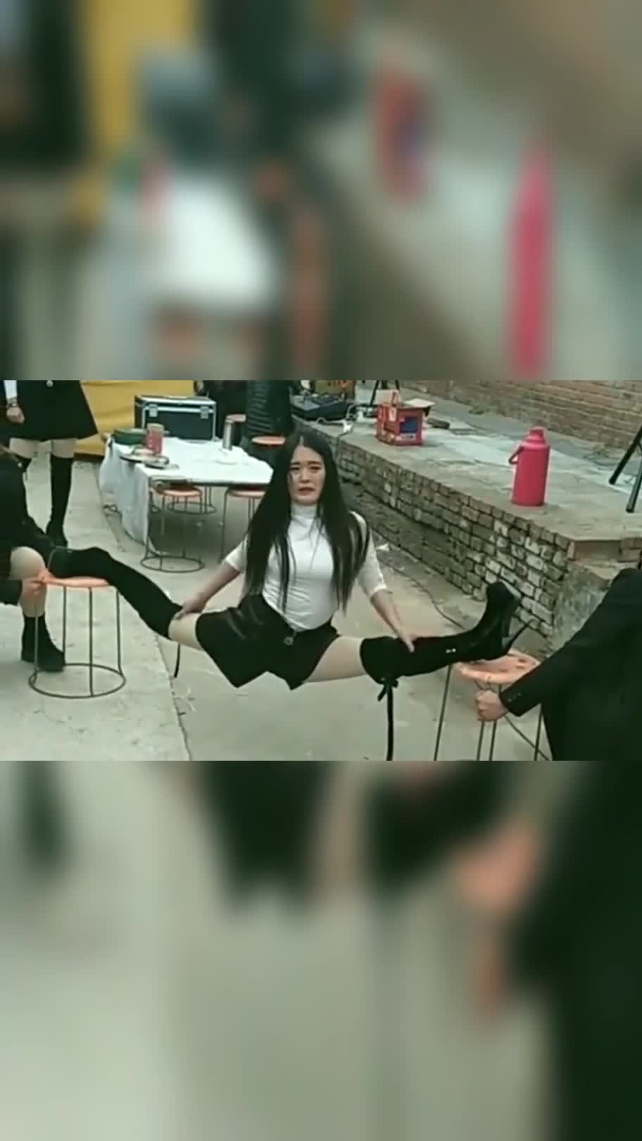 从她的表情就能看出,各行各业的真不容易,小姐姐表演一字马也很痛苦吧