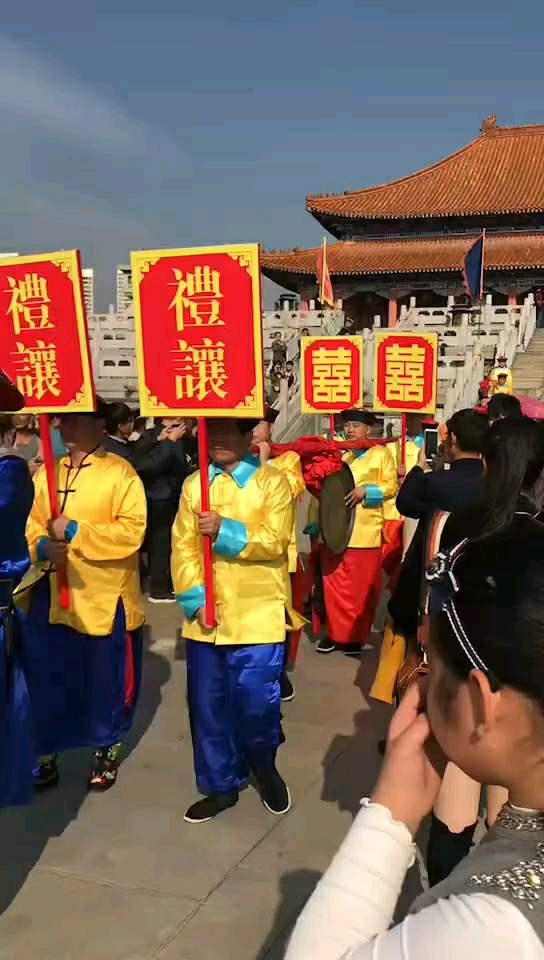 皇上驾到,路人跪拜迎接