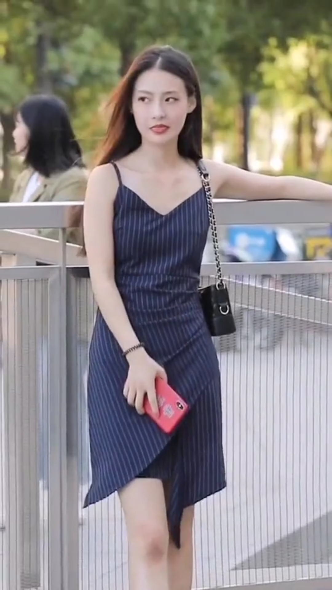 啾啾小姐姐一脸鄙视的表情.