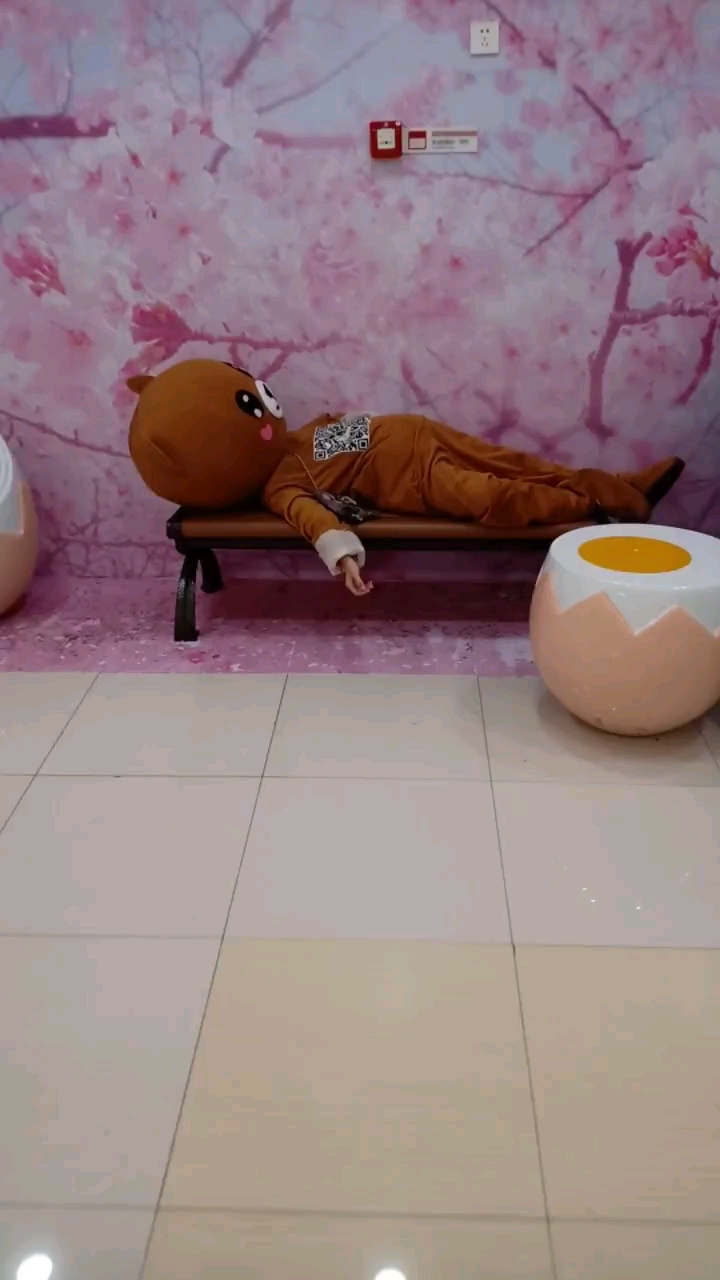 累趴了,找个角落地方躺一会,这里真美