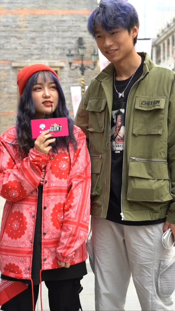 遇到一对喜欢国潮的武汉情侣,小姐姐看小哥哥的眼神太有爱了吧!