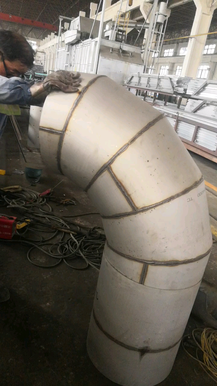 大铆工在欣赏自己的作品!