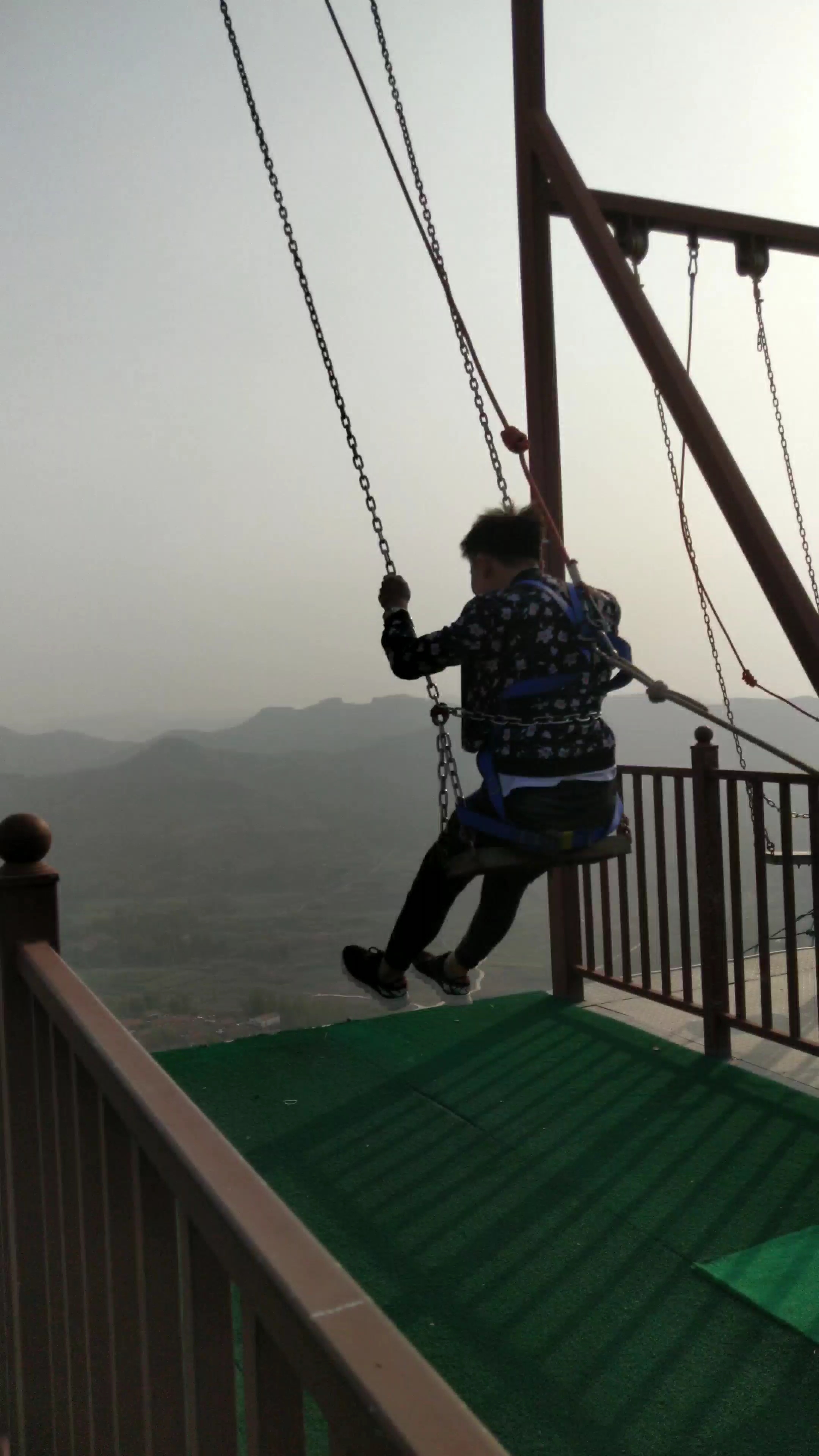 悬崖峭壁上荡秋千