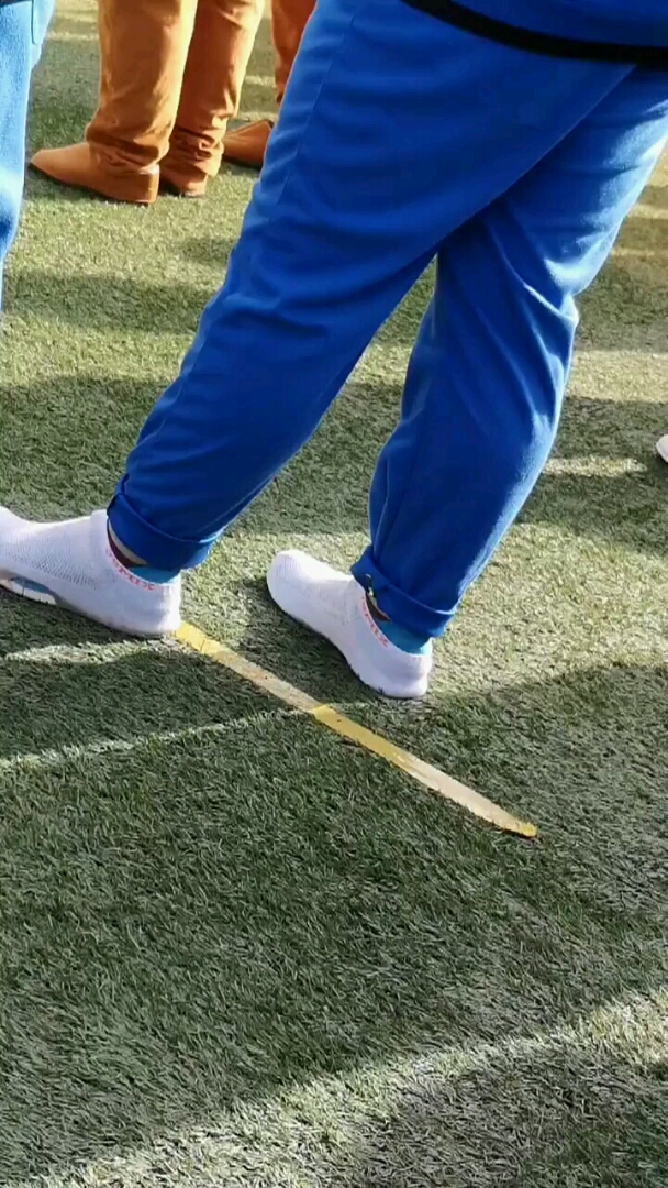 这白袜子套的没毛病(学校活动让穿白鞋)
