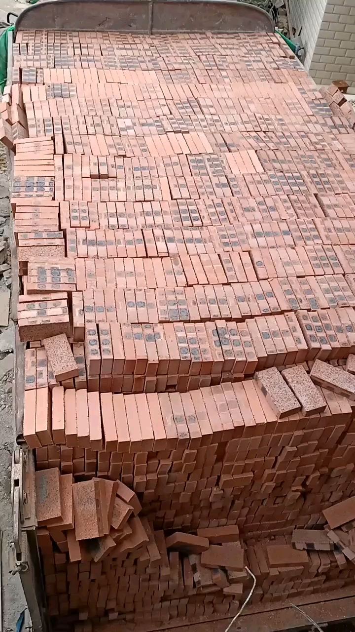 一万三千来块砖,这样卸是真快啊!