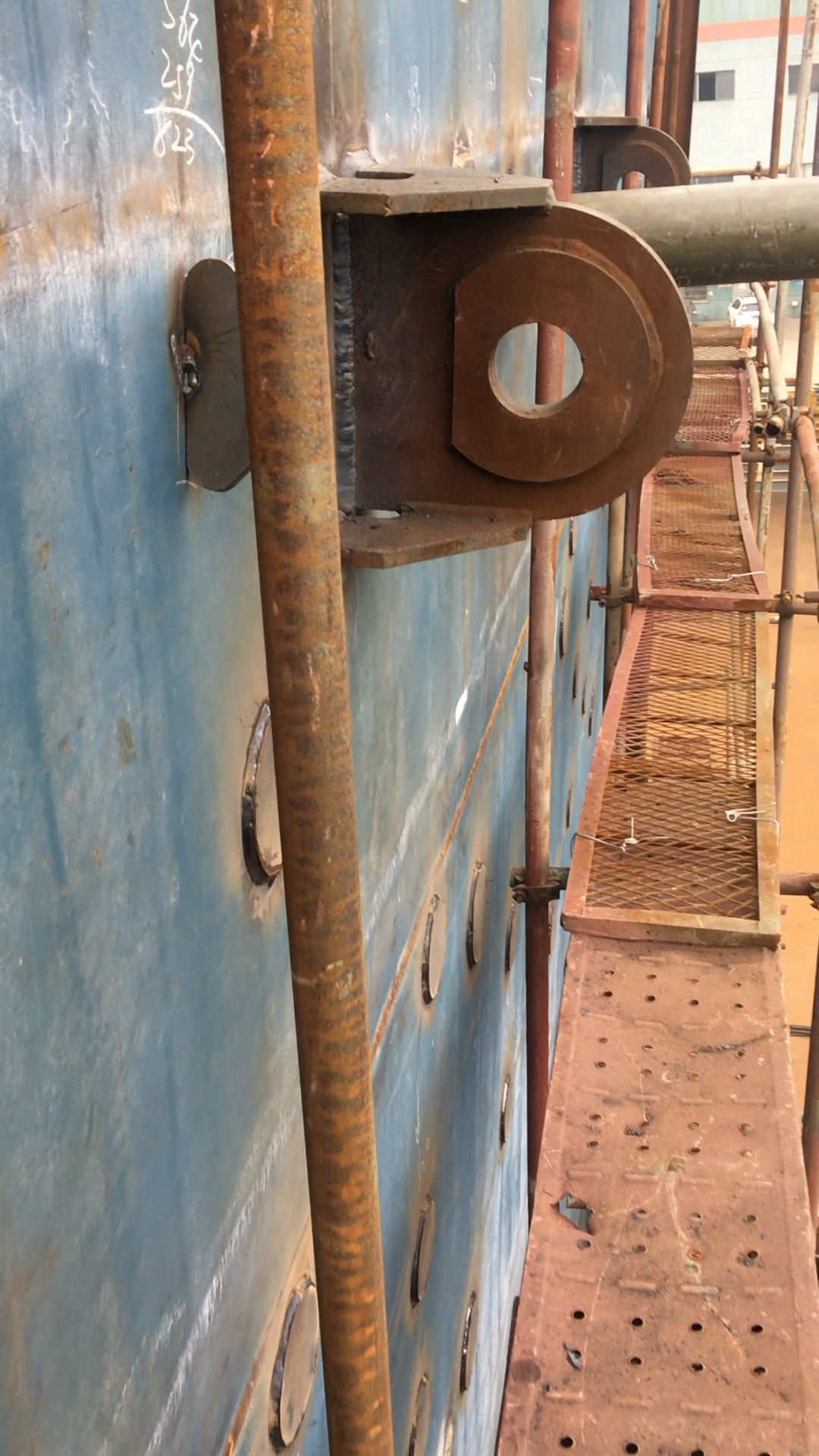 这吊马要承受四十多吨的重量,要好好看看焊的咋样