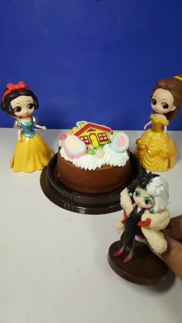 白雪和贝儿吃蛋糕,黑雪来干嘛呢?
