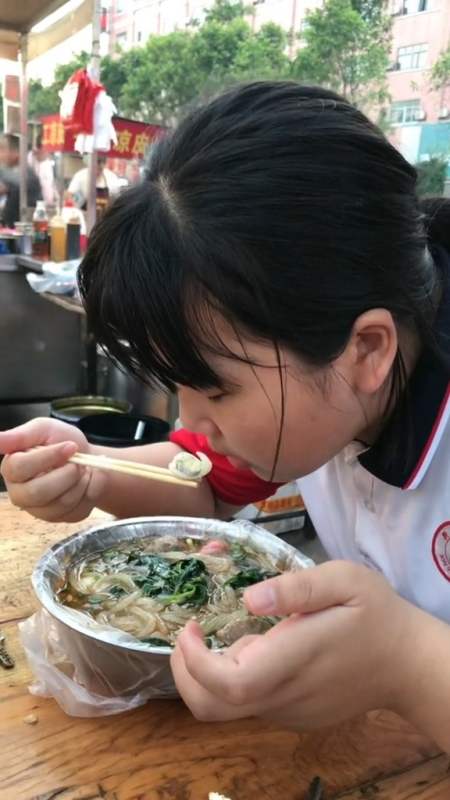 无意拍到穿校服的打工女孩,后来才知道是湖南大山里的孩子,家里无力