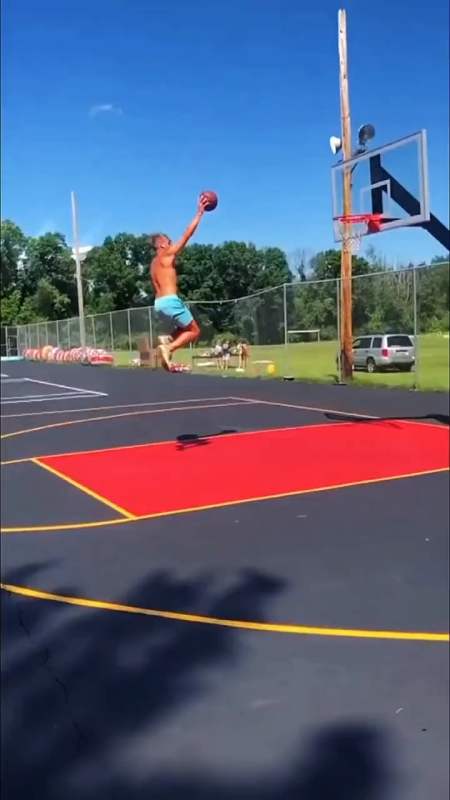 不亲眼所见真不敢相信,小伙罚球线扣篮,真是太牛了!