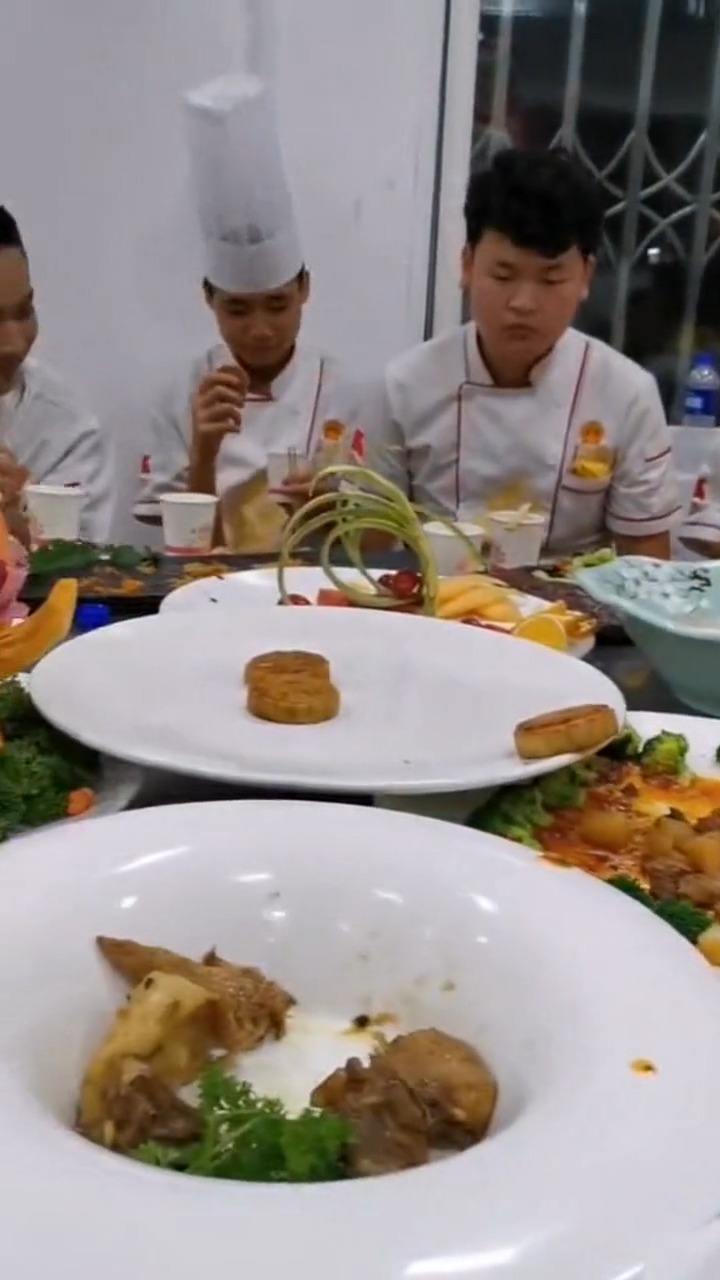 娱乐#厨师们的试菜大会,就这样的,堪比满汉全席啊!