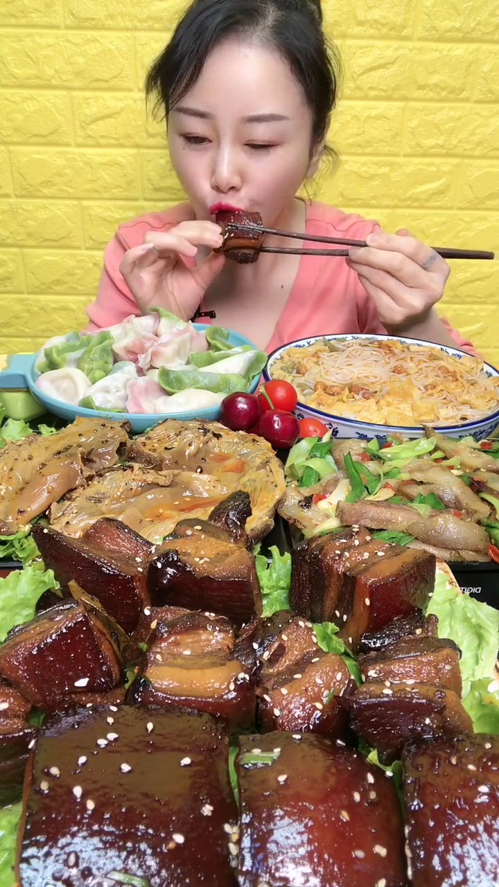 明星娱乐#这满桌的美食真诱人,口水都止不住了