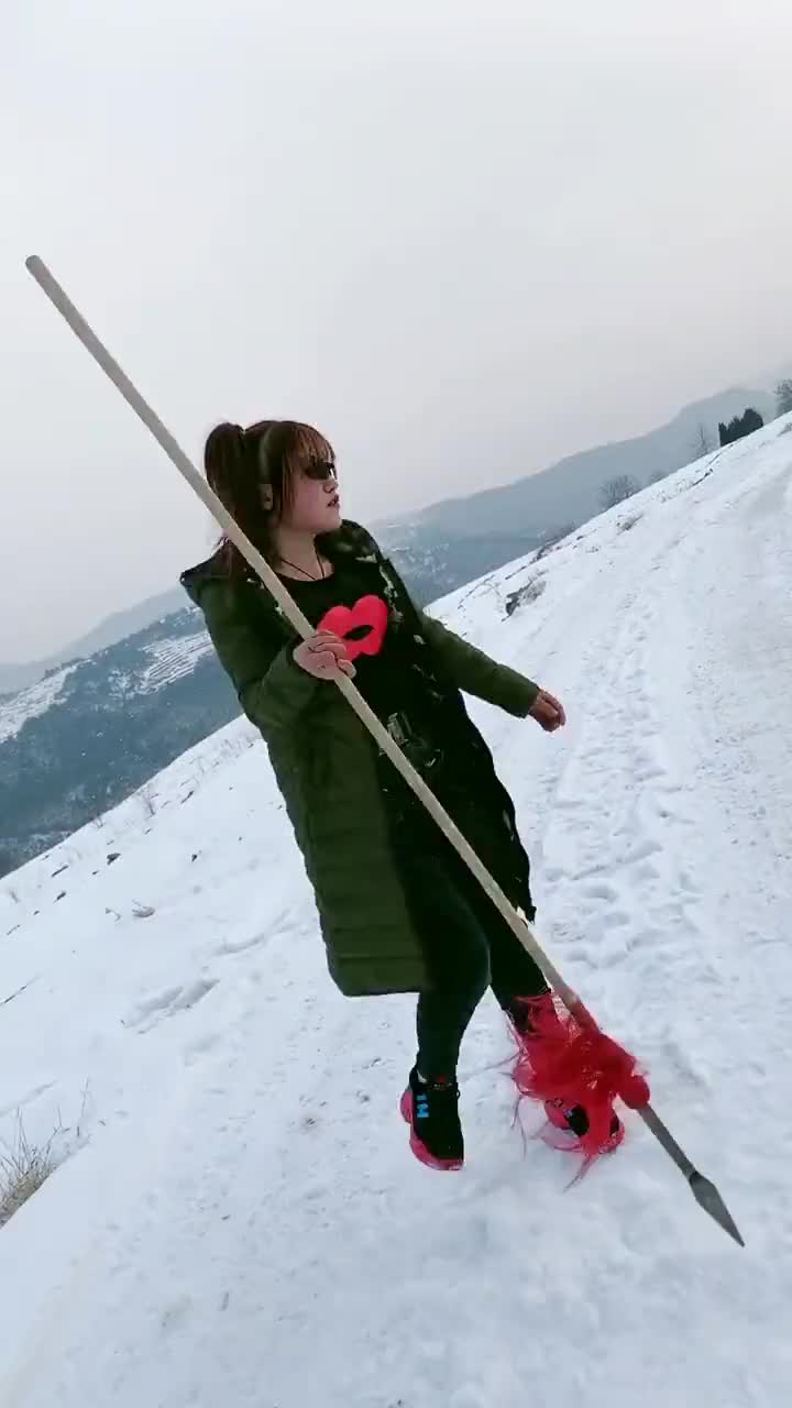 特殊时期一人一狗霸气守村!美女手持红缨枪守村头,雪中舞枪英姿飒爽!