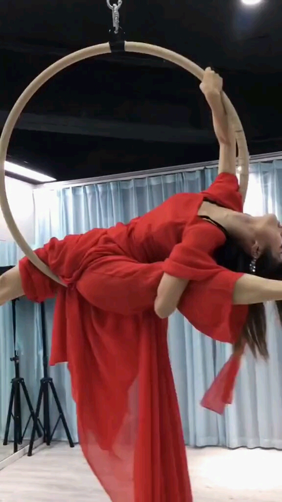 吊环舞 被称为空中芭蕾,有芭蕾的优雅,杂技的技巧和钢管的性感