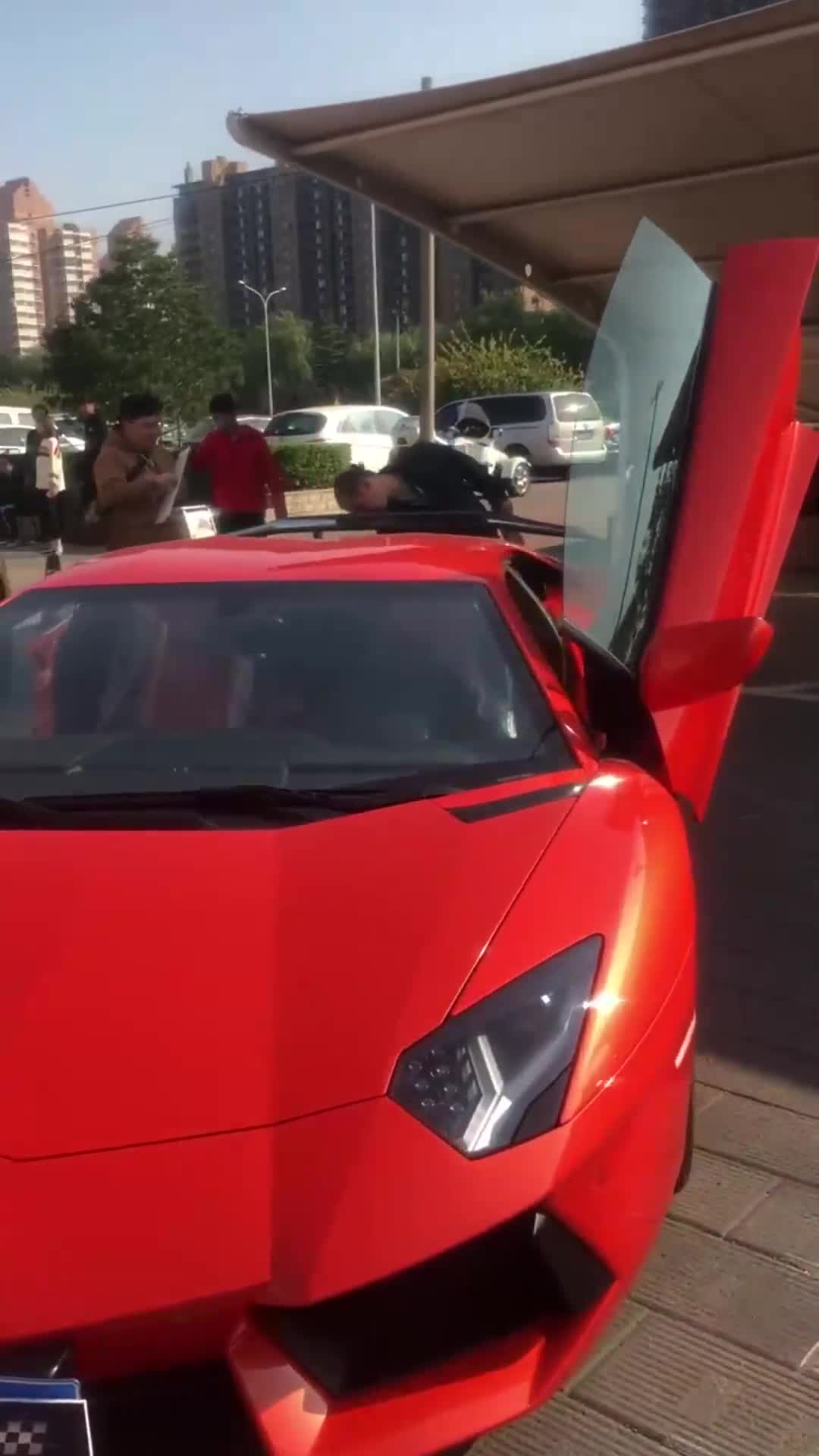 兰博基尼大开启剪刀门,太帅了吧,你喜欢这个颜色吗