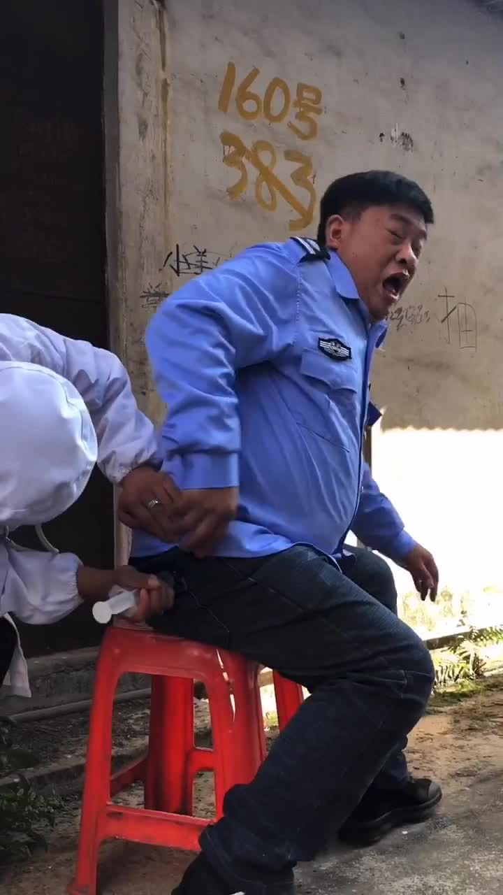 医生打针的这手法,连孕妇的肚子都吓掉了-度小视