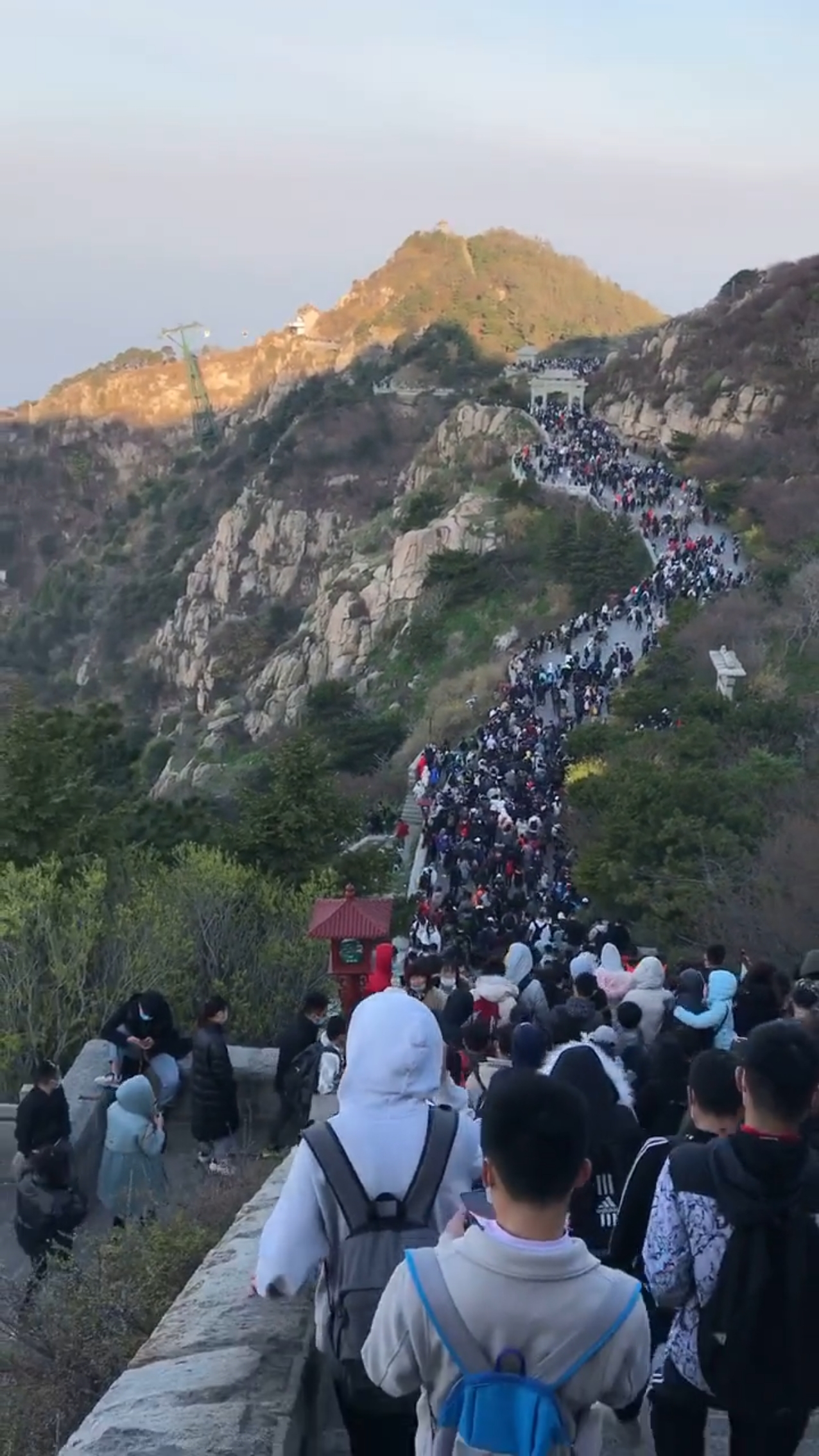 五一小长假,泰山人山人海,不看风景就看人