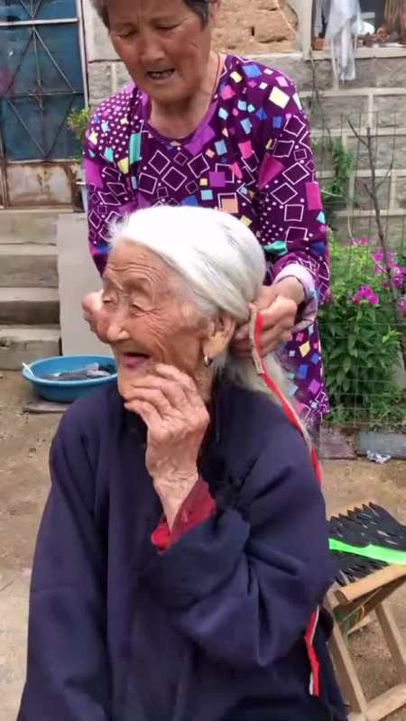 102岁小脚奶奶,青布素衣满头银发,小脚走过一个世纪,一米五的身高养育