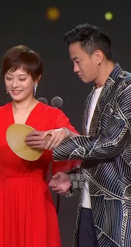 我要上热门#何润东为多次表白被拒的孙俪颁奖,多年未见,他们回淼哪