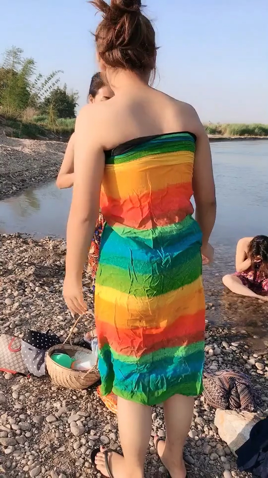 缅甸妹子泳衣图片