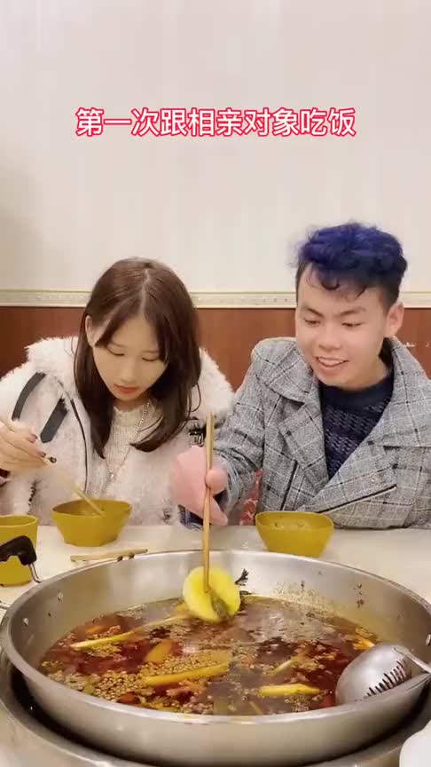 第一次跟相亲对象吃饭,虽然他好心夹菜给我,但是不用公筷也太恶心了