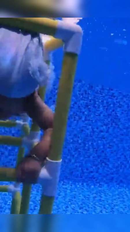 1岁宝宝挑战水下障碍游泳,小小身体却有大能量