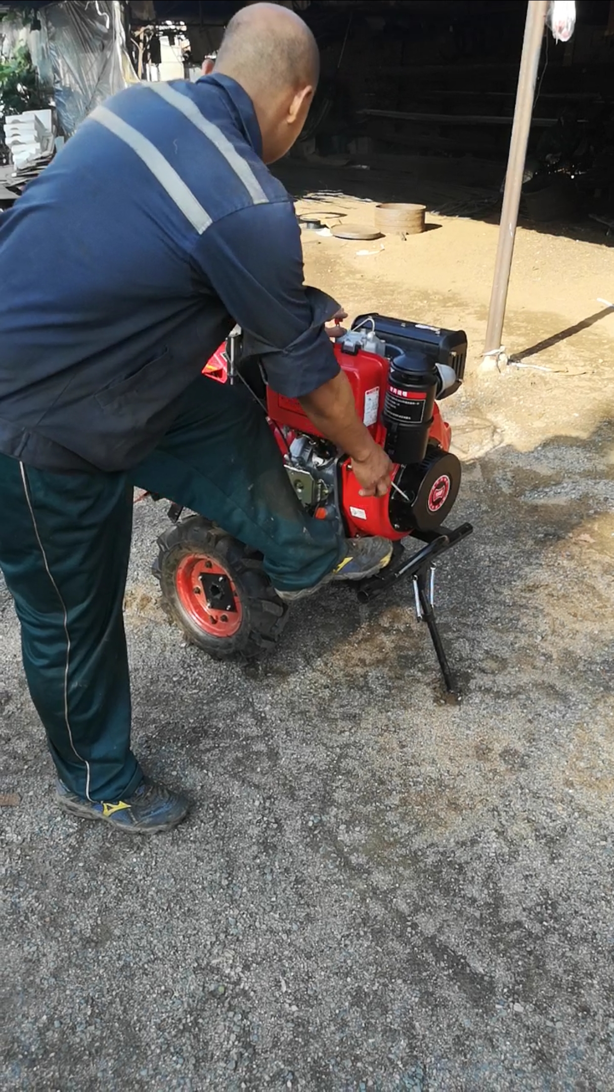 手动 电起动 代叉速 代低速档的 微耕机《气死驴》牌商标