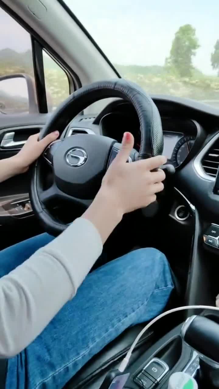 女司机第一次机上高速,开一会车就摸大腿,这是什么情况啊-度小视