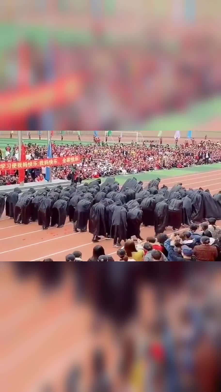 学校运动会奇葩出场方式,最引人瞩目的,居然是条幅上的字!