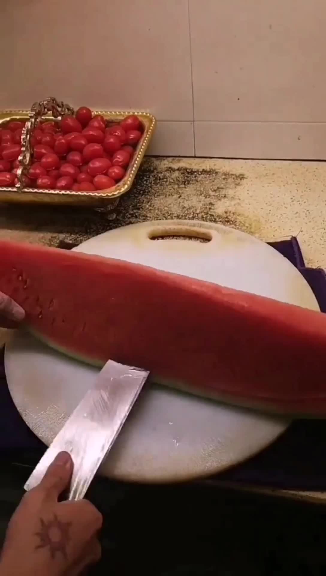 小兄弟切西瓜的手法太销魂了!