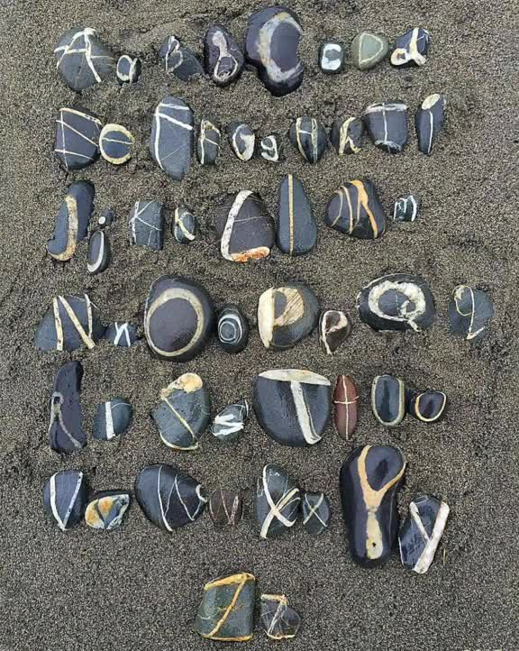 我先收集"石头字母",然后把您的名字拼音上,前面再加上missyou.