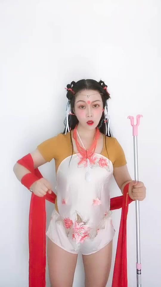 满足你们哪吒肚兜,现在拍视频有些冷,这是上集!#哪吒之魔童降世 #哪吒