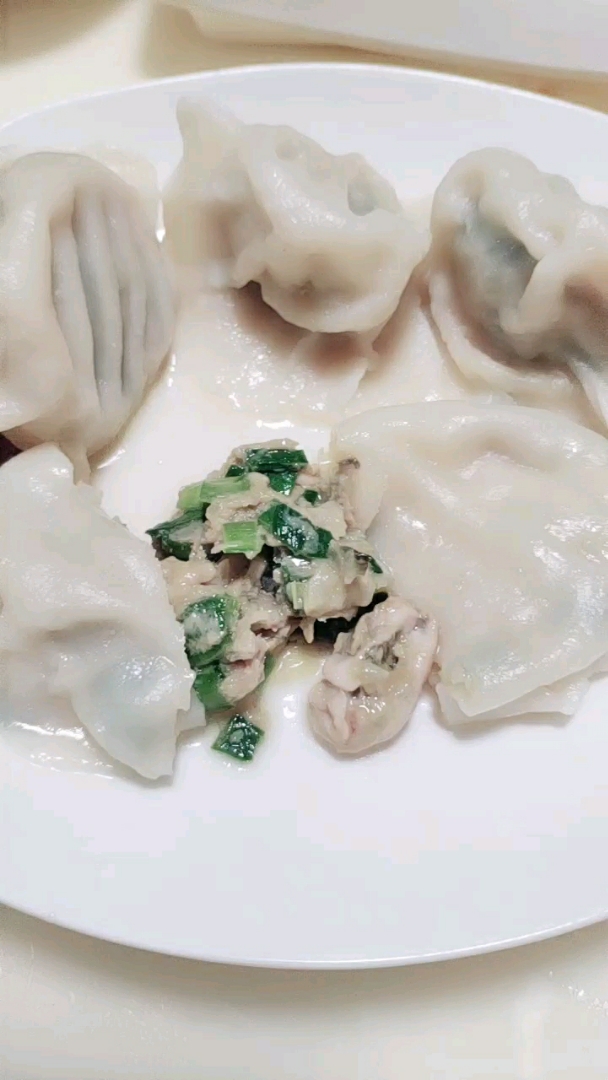 两份饺子 一份生蚝的  一份肉肉的 生蚝的太鲜 太好吃啦